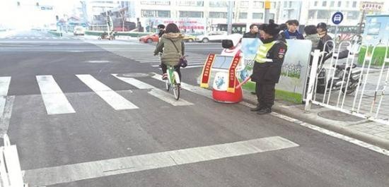 通州嘗鮮機(jī)器人上街勸導(dǎo)文明出行