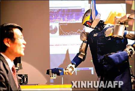 機(jī)器人待客 斟茶就倒“八分滿”