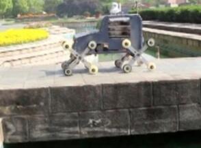 杭州高校學(xué)生研發(fā)“爬樓快遞機(jī)器人”