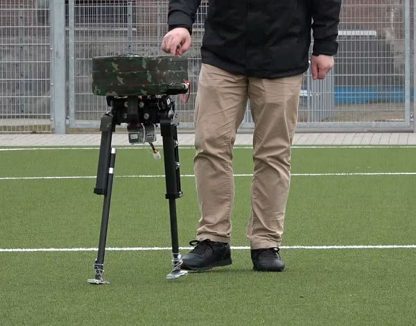 小身材大耐力 全球唯一小貝 上理工團(tuán)隊(duì)研發(fā)智能高效雙足機(jī)器人