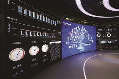 車間里看不見人影，只有機(jī)器人“埋頭干活”