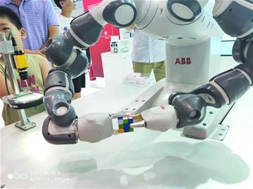 機(jī)器人能沖咖啡，還能玩魔方